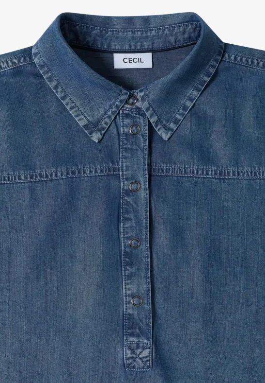 Chemise en jean bleue avec col classique et patte de boutonnage.