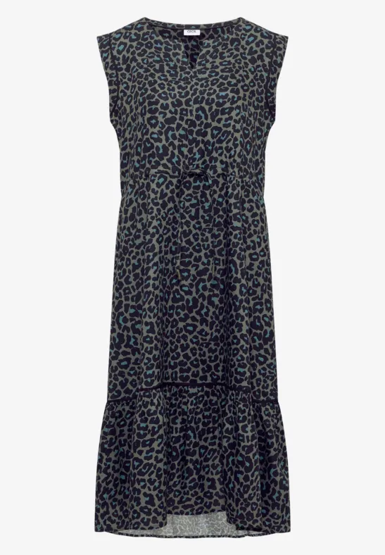 Schwarzes ärmelloses Kleid mit grünem Leo-Muster, Taillengürtel und Volant am Saum.