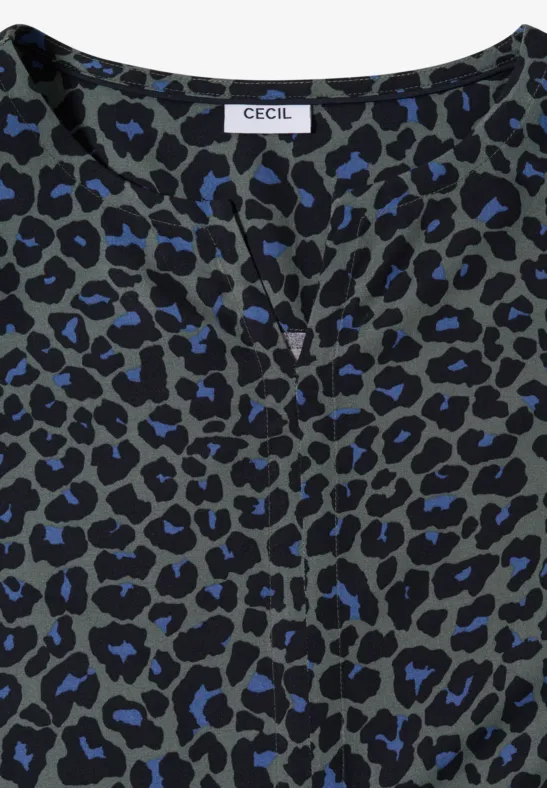 Dunkelgrünes Shirt mit blau-schwarzen Leo-Muster, kleinem V-Ausschnitt und CECIL-Label.
