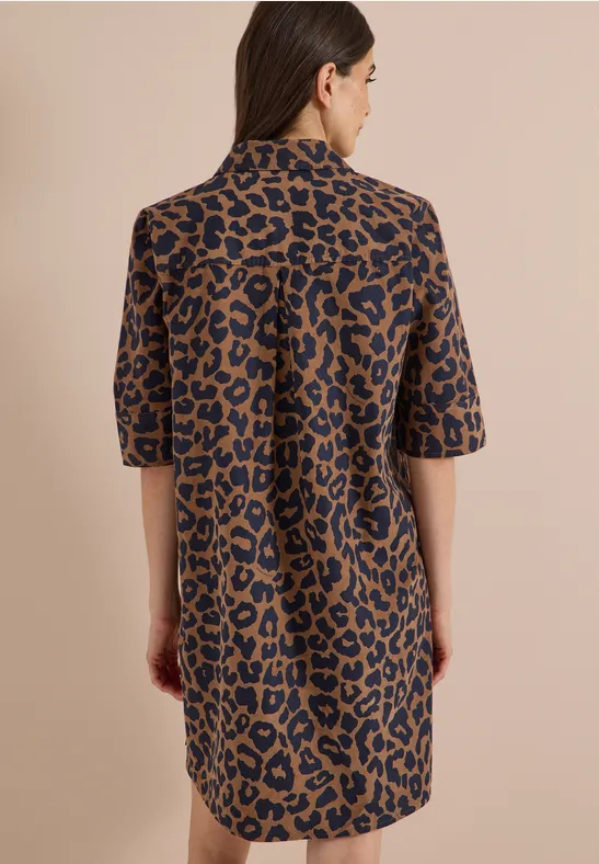 Femme vue de dos en robe-chemise léopard.