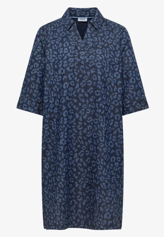 Robe bleue ample à motif léopard, col en V et manches mi-longues.