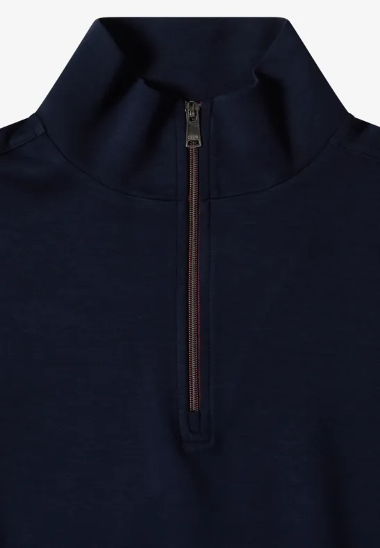 Pull bleu marine à col montant et demi-fermeture éclair devant.