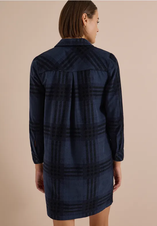 Vue arrière d'une femme portant une robe-chemise à carreaux bleu foncé