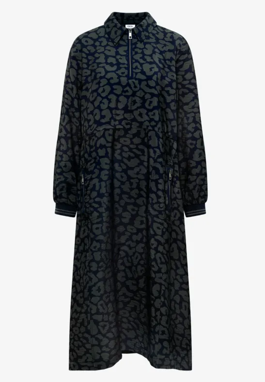 Robe midi noire à manches longues, imprimé animal discret et patte de boutonnage.