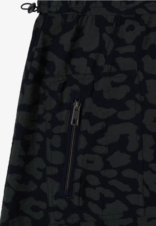 Pantalon noir à motif camouflage tacheté avec poche latérale zippée