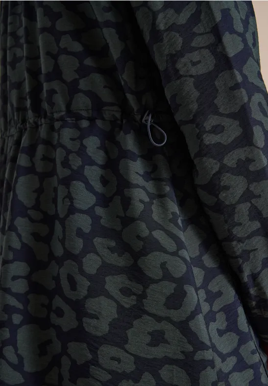 Veste vert foncé à motif animalier noir avec cordon à la taille.
