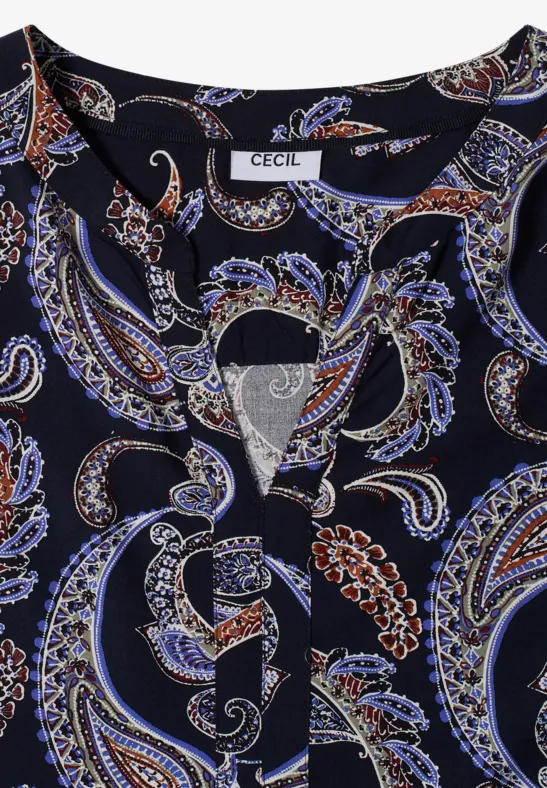 Chemisier sombre à motif cachemire bleu, blanc et marron, col V et découpe élégante