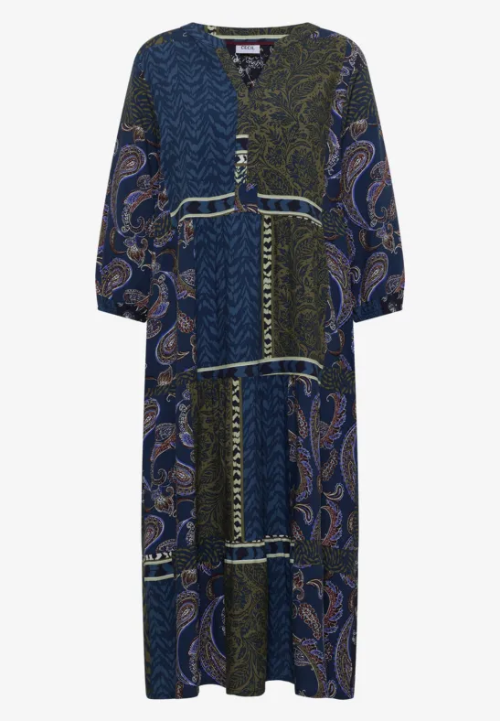 Robe longue fluide à motifs patchwork paisley et ornementaux bleu et olive, manches 3/4, col V boutonné.