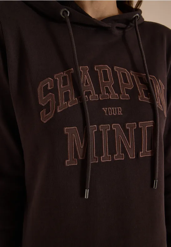 Un hoodie marron foncé avec l'inscription "SHARPEN YOUR MIND".