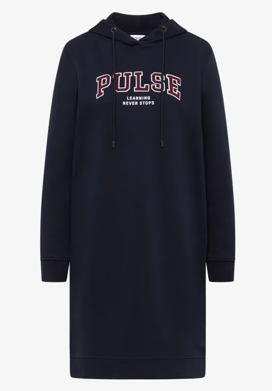 Robe-pull à capuche bleu marine avec l'inscription 'PULSE' en rouge sur le devant.