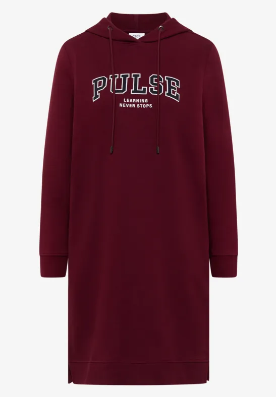 Robe à capuche bordeaux avec inscription 'PULSE' et fentes latérales.