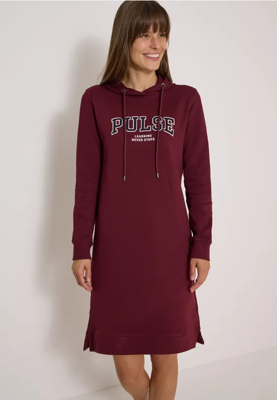 Femme porte une robe à capuche bordeaux avec inscription PULSE