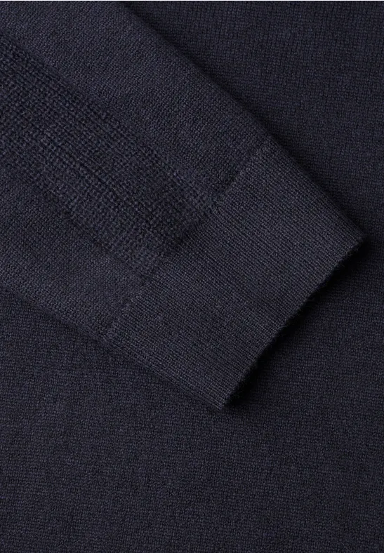 Nahaufnahme eines dunkelblauen Strickpullovers mit Bündchen