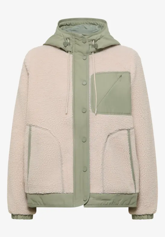 Beiger Teddy-Fleece-Hoodie mit grünen Akzenten, Reißverschlusstaschen und Druckknöpfen.