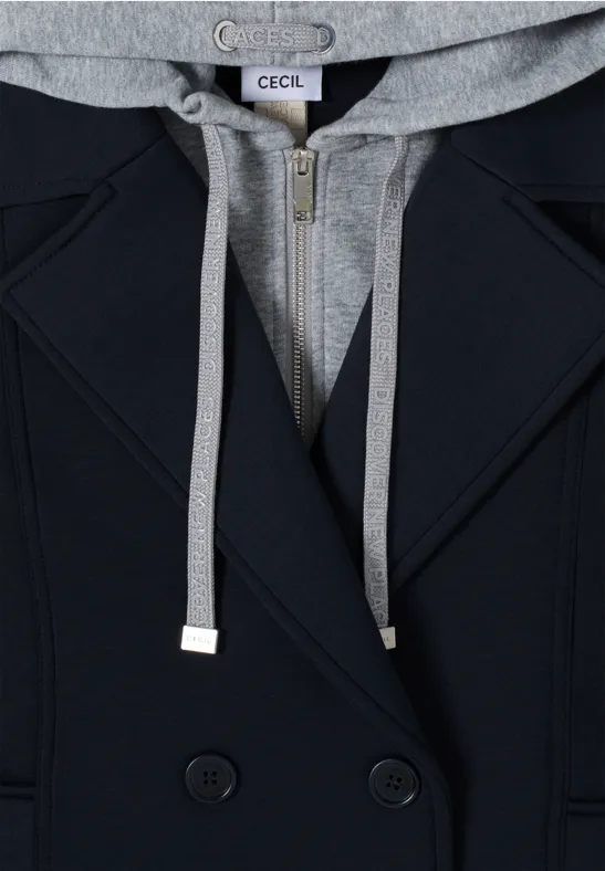 Dunkelblaue Jacke mit doppelreihigem Knopfverschluss und grauem Kapuzen-Sweatshirt