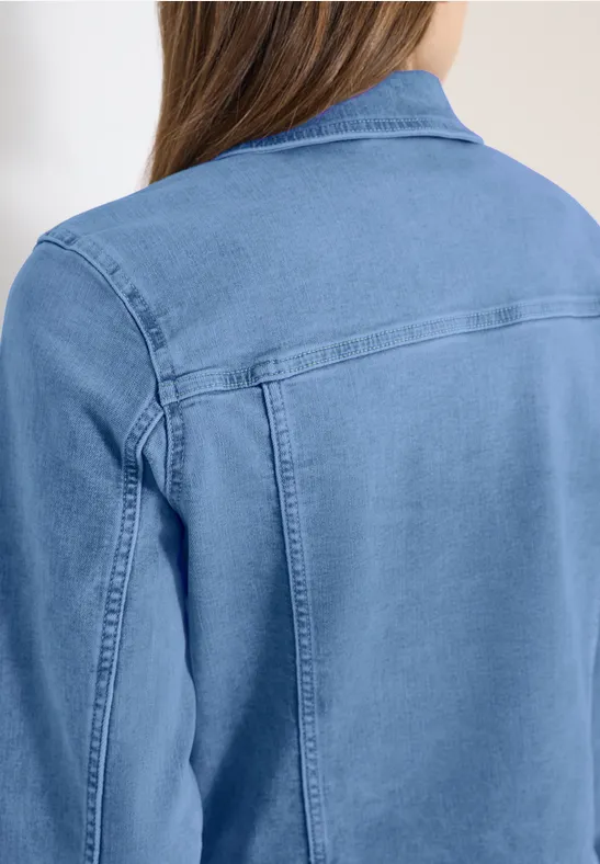 Jeansjacke mit Brusttaschen und Knöpfen light blue washed
