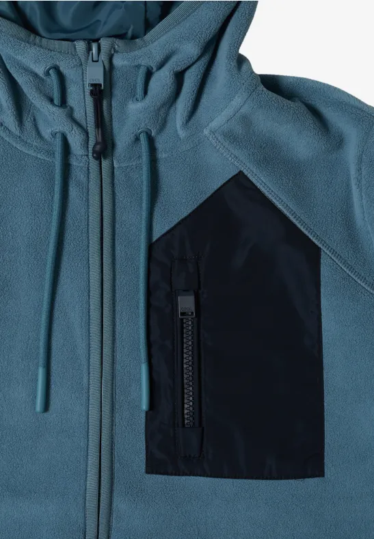 Blaue Kapuzen-Fleecejacke mit schwarzer, schräger Reißverschluss-Brusttasche.