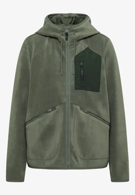 Olivgrüne Fleecejacke mit Kapuze, durchgehendem Reißverschluss, dunkler Brusttasche und seitlichen Eingrifftaschen.