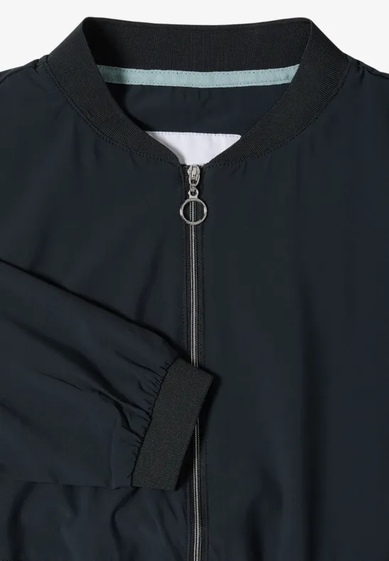 Schwarze Bomberjacke mit silbernem Ringzippverschluss und geripptem Stehkragen, Detailansicht.