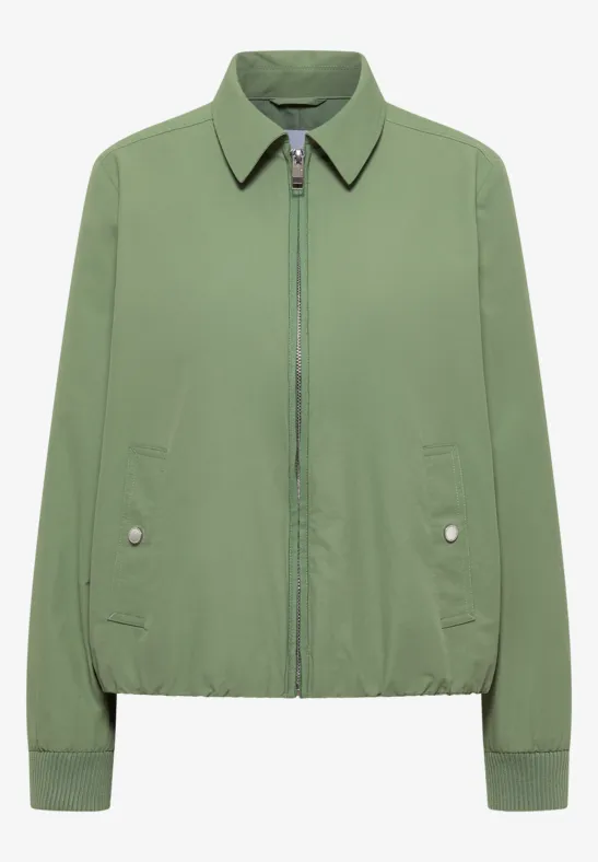 Grüne Blouson-Jacke mit Stehkragen, Reißverschluss und aufgesetzten Taschen mit Druckknöpfen.