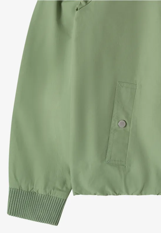 Grüne Jacke mit Rippbündchen, kleiner Knopftasche seitlich und elastischem Saum