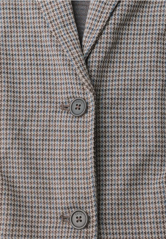 Close-up van een ruitjesblazer (houndstooth) in grijs en bruin met twee bijpassende knopen