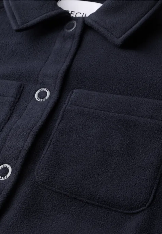 Veste polaire noire avec poches plaquées, pressions argentées et col chemise classique.