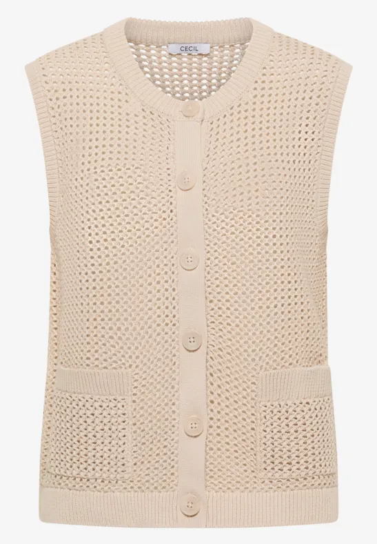 Gilet sans manches en maille beige, boutonné, avec deux poches plaquées.