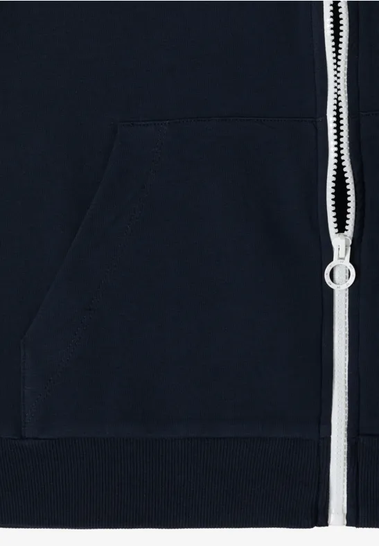 Gros plan sur un sweat à capuche bleu foncé avec fermeture éclair blanche et poche kangourou