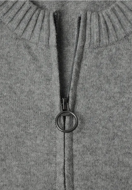 Grau melierter Strickpullover mit Reißverschluss und großem Ringzipper.