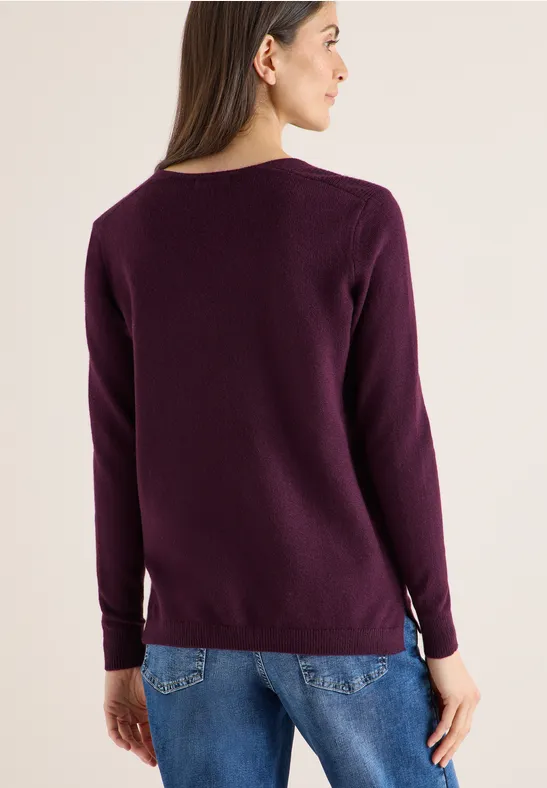 Pull douillet à col en V eggplant red