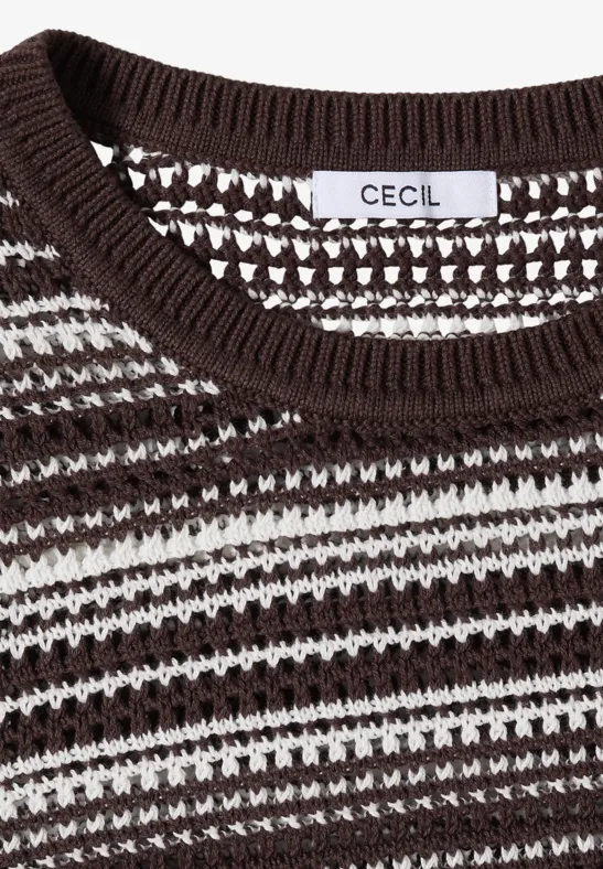 Braun-weißer Strickpullover mit rundem Ausschnitt und feinem Streifenmuster, Marke CECIL am Kragen zu sehen.