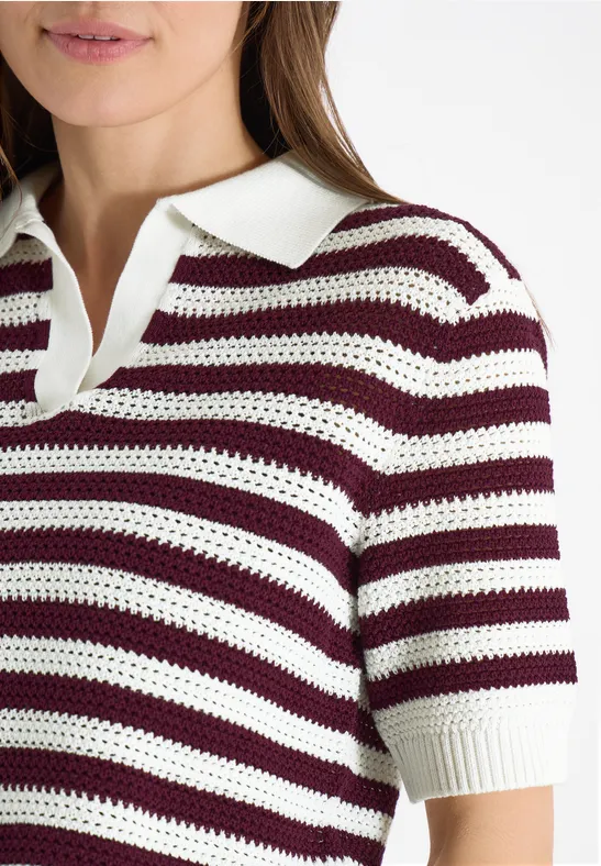 Damenoberteil mit weißen und dunkelroten Streifen, Kurzarm-Polo mit Häkelstruktur.