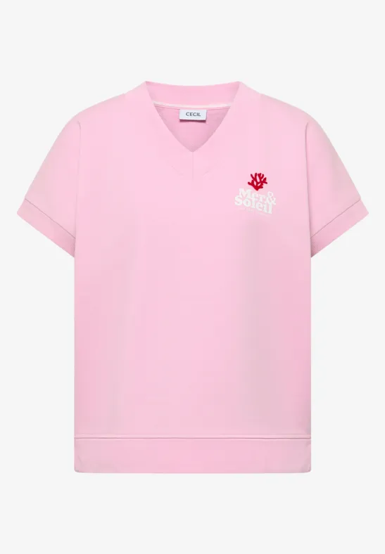 T-shirt rose à col en V avec petit motif floral sur la poitrine.