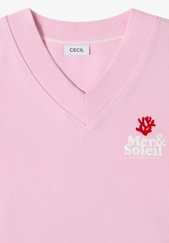 T-shirt rose col V avec logo soleil rouge et inscription blanche "Mer & Soleil"