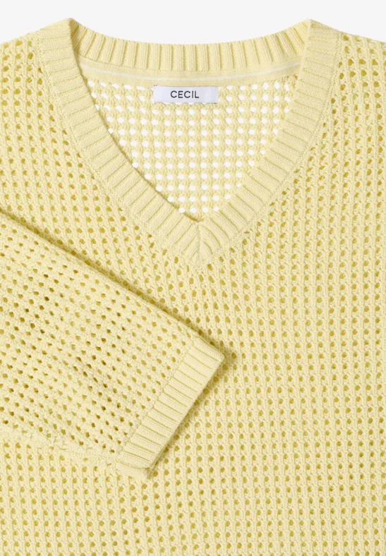 Pull jaune pâle en maille ajourée, col V et manches mi-longues.