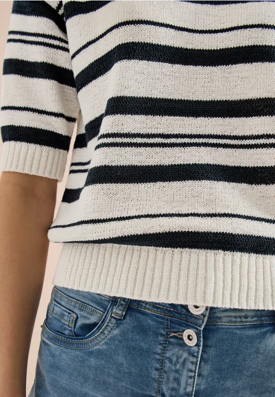 Buste vêtu d'un pull rayé noir et blanc et d'un jean bleu