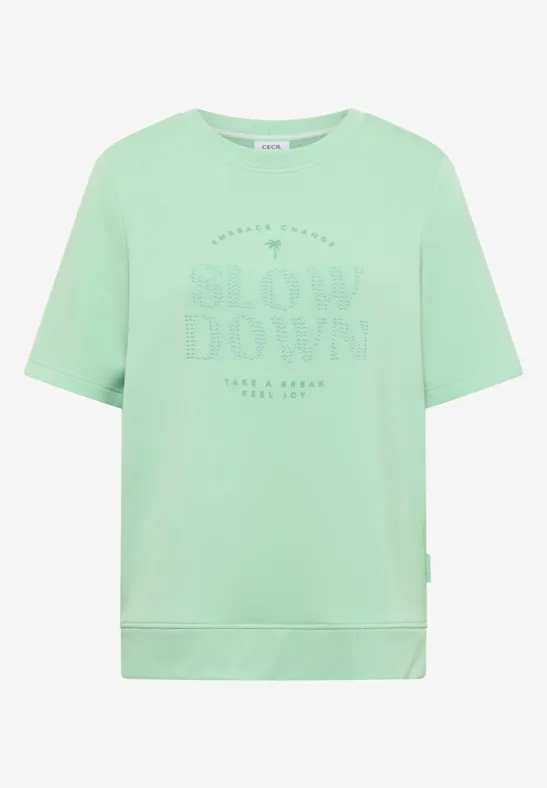 T-shirt vert menthe à manches courtes avec l'inscription 'Slow Down' sur le devant.