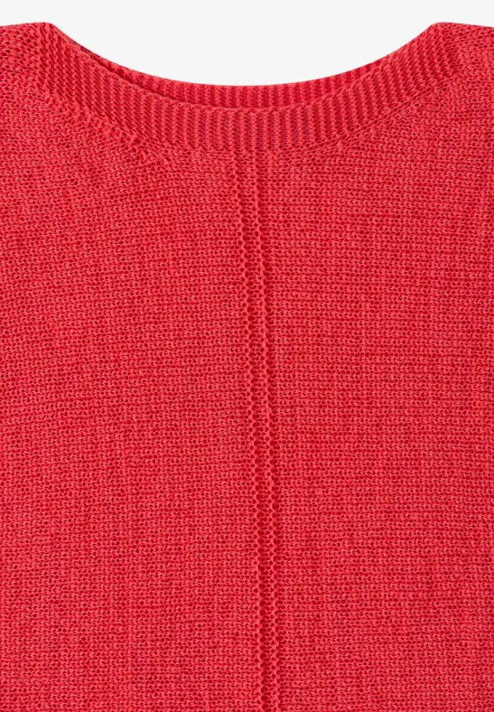 Roter Strickpullover mit feinem Muster