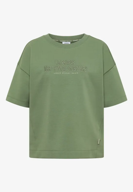 T-shirt ample vert olive à manches courtes avec inscription discrète sur la poitrine.