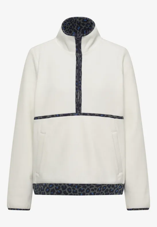 Weißer Fleece-Pullover mit hohem Kragen, halblangem Reißverschluss und dunkelblauem Leoprint an Saum und Ärmelbündchen.