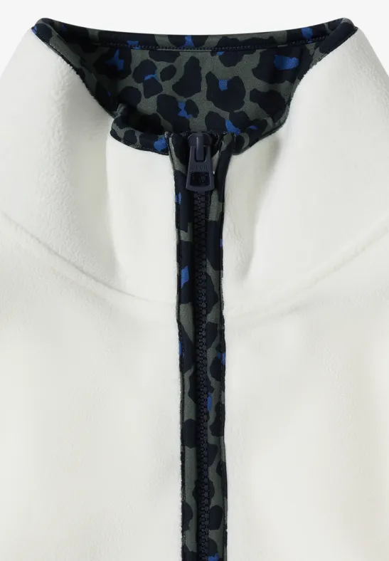 Nahaufnahme eines weißen Reißverschluss-Oberteils mit dunkelblau-schwarzem Camouflage-Futter am Kragen.