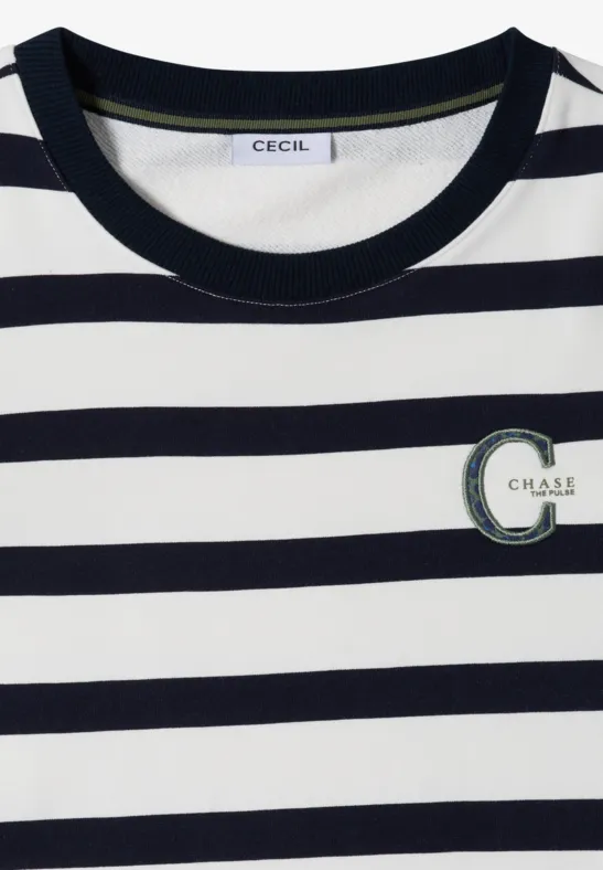 Weiß-schwarz gestreiftes Shirt mit Rundhalsausschnitt und Logo-Patch auf der Brust.