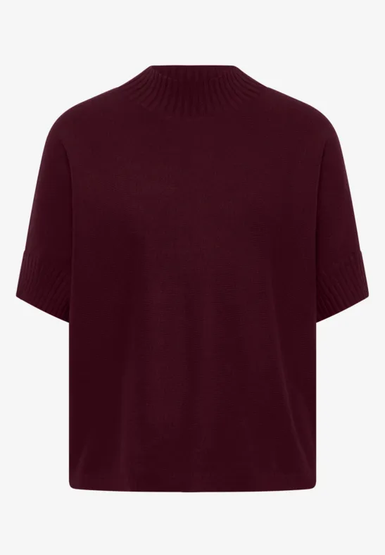 Pull en maille bordeaux à manches courtes, col montant et coupe carrée.
