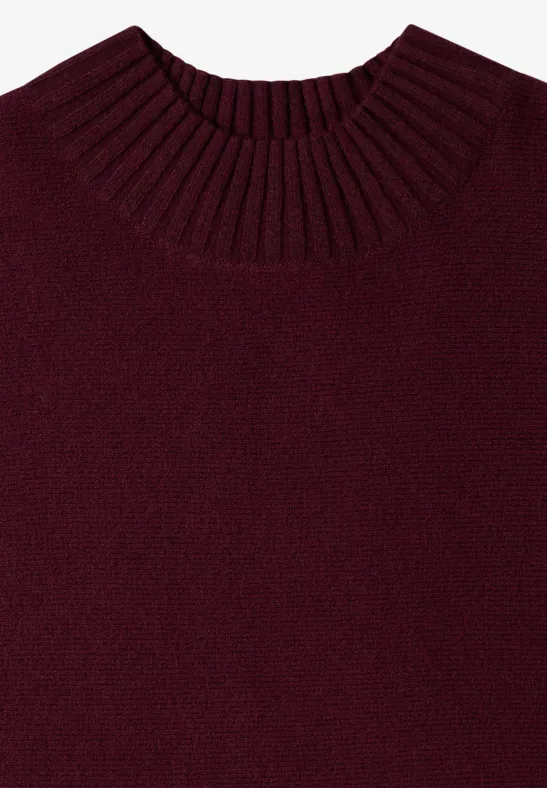 Un pull bordeaux simple en maille, col rond côtelé, photographié à plat sur fond blanc.