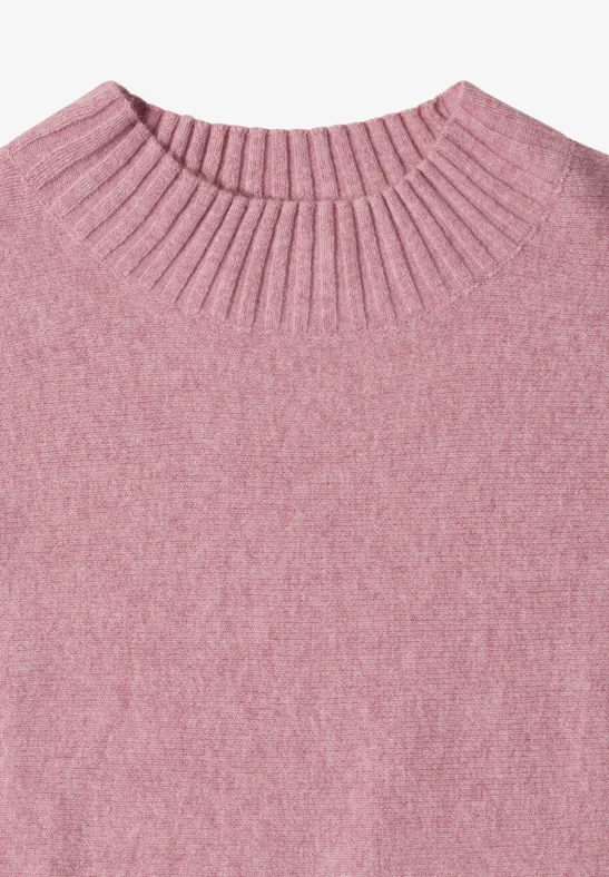 Pull rose en maille douce avec col montant côtelé.