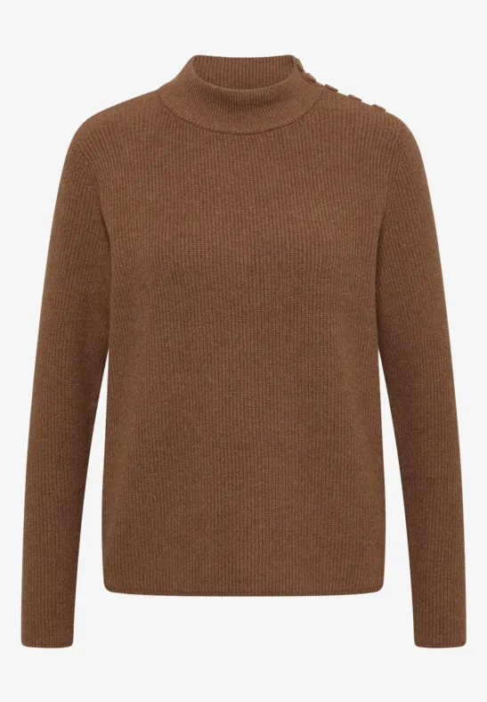 Ein brauner Pullover mit Rollkragen, langen Ärmeln und Knopfdetail an der Schulter.