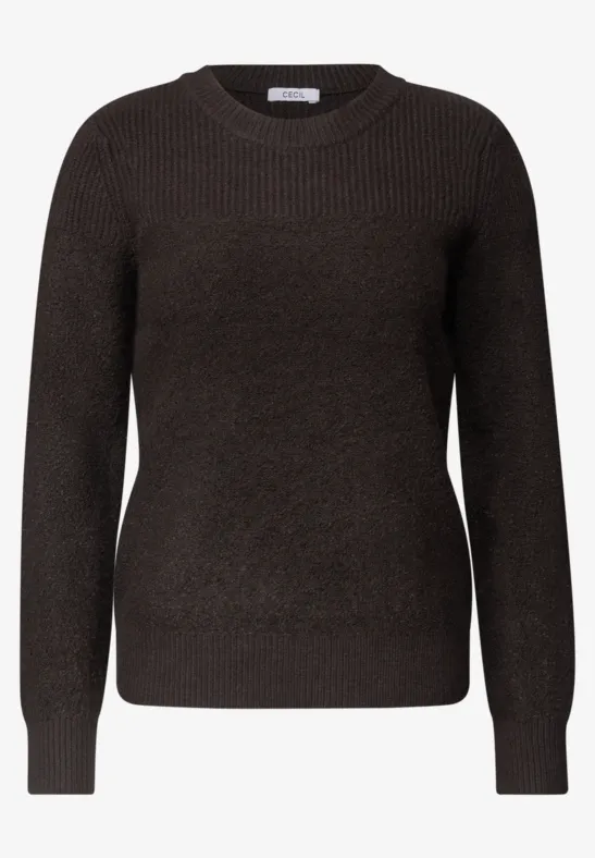 Brauner Strickpullover mit Rundhalsausschnitt und langen Ärmeln.