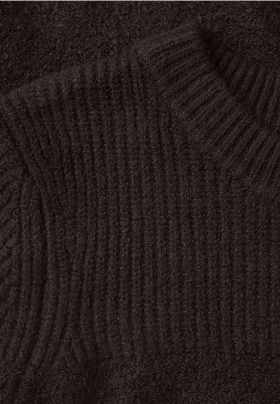Nahaufnahme eines dunkelbraunen, gerippt gestrickten Pullovers mit Rundhals.