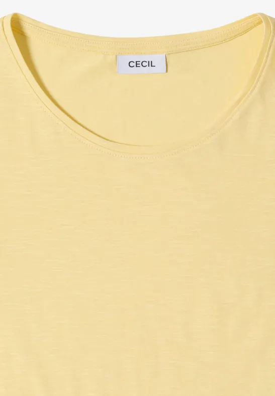 Gelbes, schlichtes T-Shirt mit Rundhalsausschnitt.